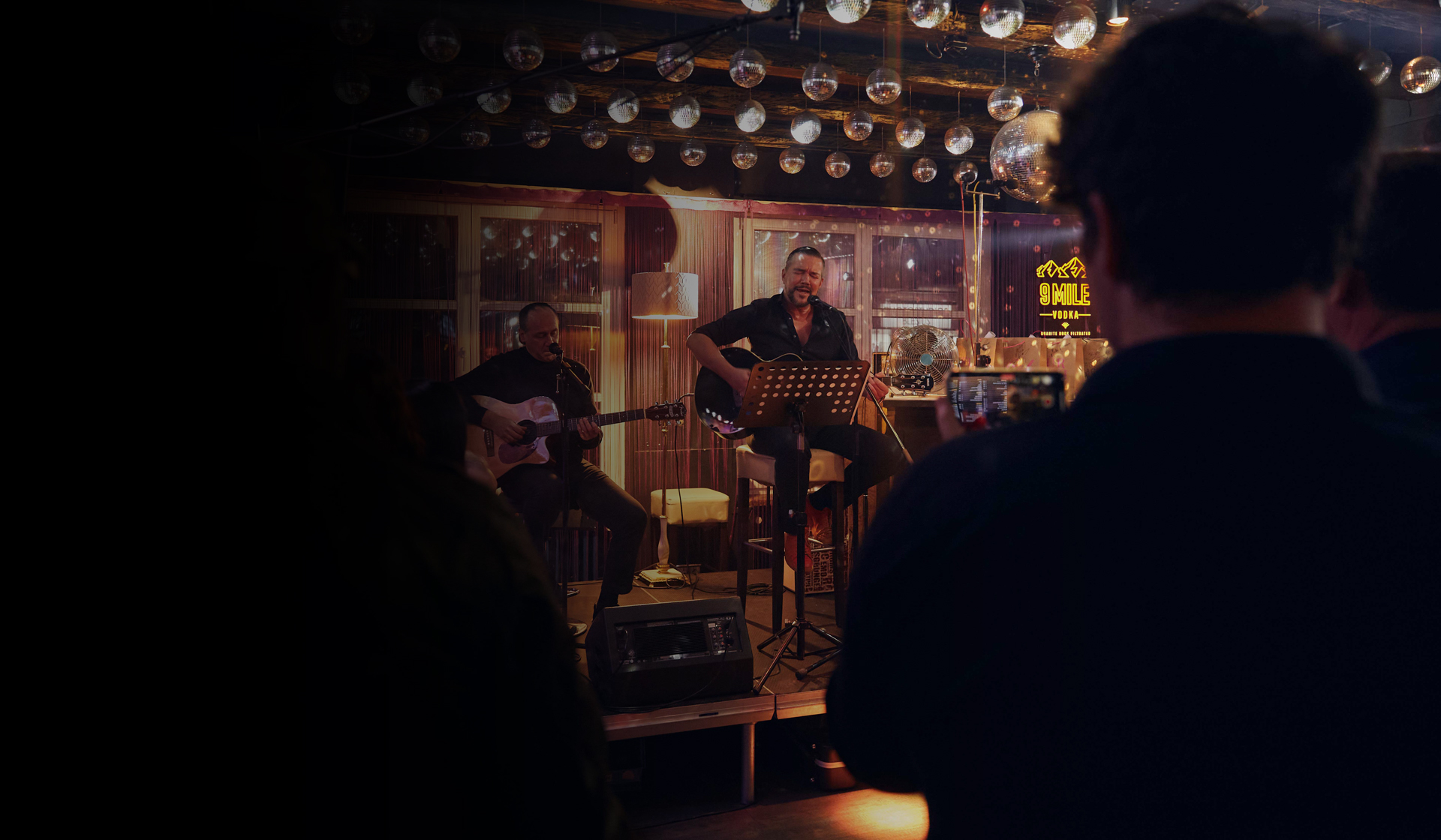 Bild von einem Konzert mit Oli im Fokus