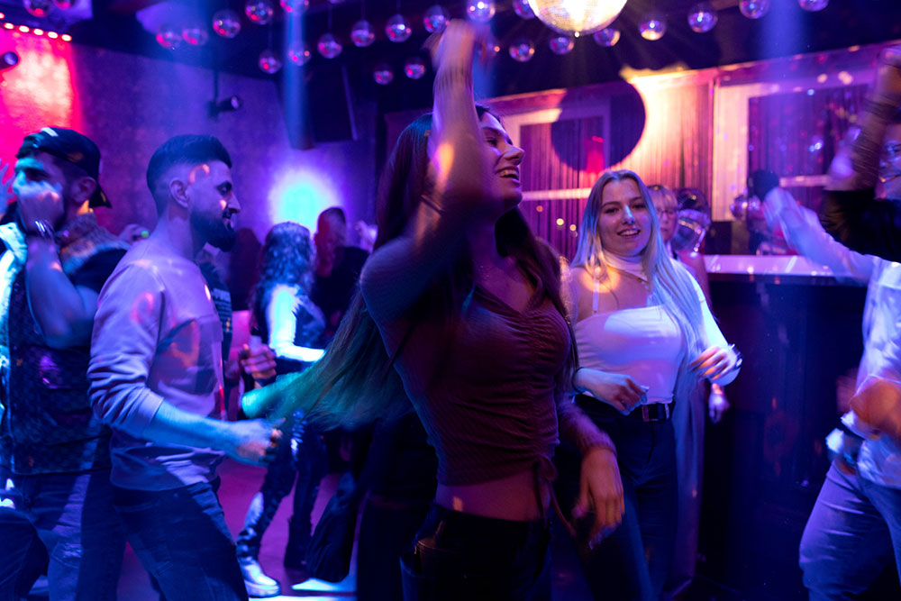 Junge Frau am Tanzen im Club 43