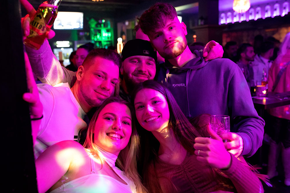 Gruppenbild von Freunden im Club 43