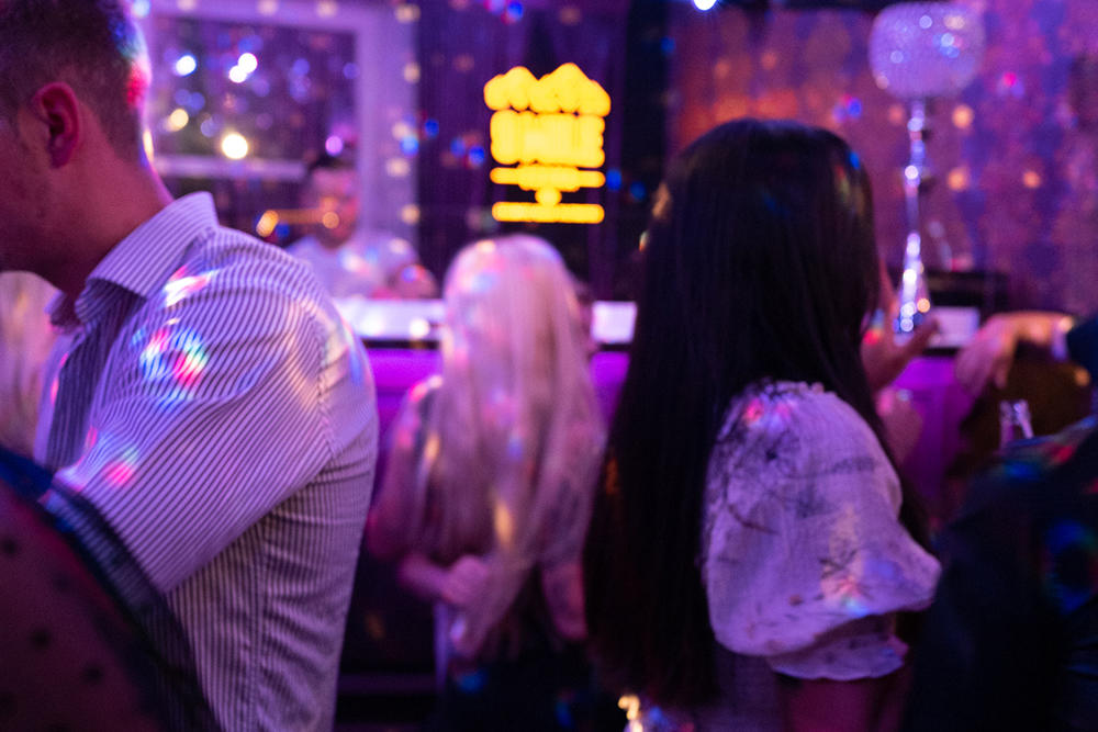 Discokugeln an der Decke des Club 43